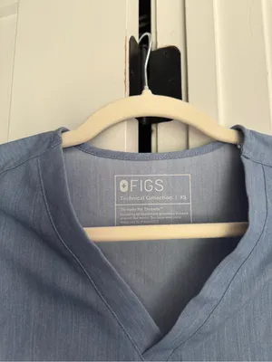 FIGS Blue V-Neck‎ Catarina One-Pocket Scrub Top Short Sleeve Heather indigo thumbnail 2