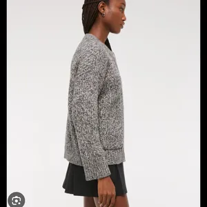 Abercrombie and Fitch- Casual crewneck cardigan with metallic details thumbnail 2