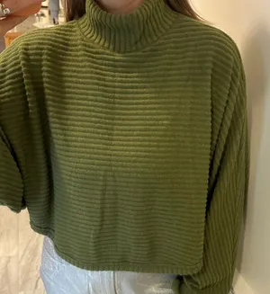 Green lightweight turtleneck cropped sweater thumbnail 1