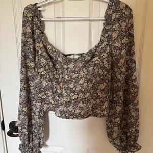 ASTR The Label Cropped Ruched Long Sleeve thumbnail 2