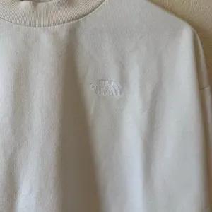 The North Face Cream Cropped Sweatshirt Women’s Small Embroidered Logo thumbnail 3