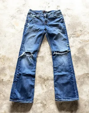 🌟 BKE “Kate” Distressed Bootcut Jeans – Size 27R 🌟 Trendy and comfortable BKE Kate jeans in a flattering bootcut fit! These jeans feature stylish distressed knee details, light fading, and signature stitched back pockets for that perfect everyday look. ✨ Details: • Brand: BKE Kate • Size: 27 Regular • Bootcut style • Distressed/ripped knees • Medium wash denim • Great pre-owned condition with lots of life left Perfect with boots, sneakers, or a cute casual top! thumbnail 1