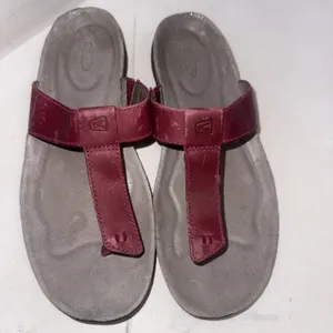 KEEN Dauntless Posted Burgundy Leather Slip On Thong Flip Flop Sandals Women 8.5 thumbnail 2