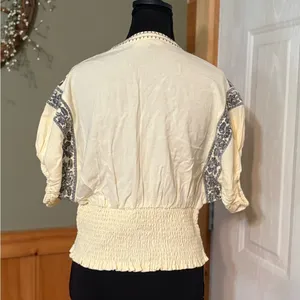 Gimmicks by BKE Cream Puff Sleeve Embellished Blouse size M NWT thumbnail 5