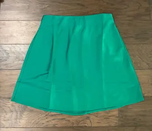 New With Tags JCrew Factory Kelly Green Satin Skirt Sz S thumbnail 1