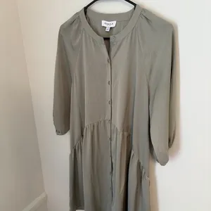 Gilli Sage Green Button Front Dress Womens Small Balloon Sleeve Tiered thumbnail 3