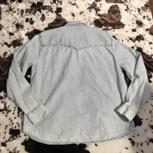 Levi’s Women Western Cowgirl Rodeo Denim Jean Shirt Shacket Jacket Top Blouse Pearl Snap Light Wash Long Sleeve Sz XL Measurement in pics thumbnail 6