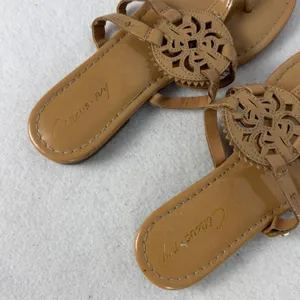 Circus NY Thong Sandals Womens 6 Medallion Laser Cut Tan Summer‎ thumbnail 3