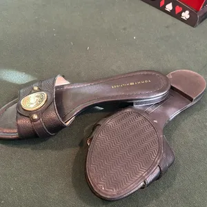 NEW‎ Tommy Hilfiger Black Sandals W Gold Logo Size 6:5 thumbnail 6