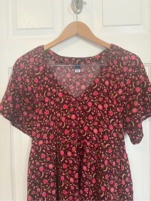 Old Navy Burgundy Floral Tiered Mini Dress Size Small V Neck Short Sleeve Maroon thumbnail 3