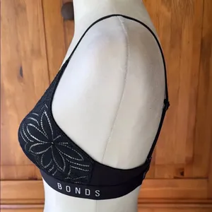 Bonds Black Wireless Bra with Paisley Detail size medium. thumbnail 2