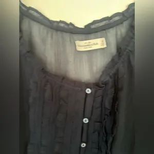Abercrombie & Fitch Sheer Ruffle Button Blouse Size XS Navy thumbnail 11