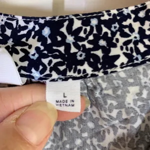 GAP Womens Navy Blue Floral V-Neck Long Sleeve Rayon Blouse Top L Flowy thumbnail 3