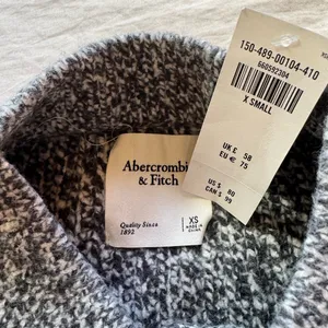 Abercrombie and Fitch- Casual crewneck cardigan with metallic details thumbnail 7