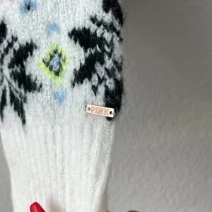 PINK Victoria's Secret White Snowflake Holiday V-Neck Sweater Fairisle Size M thumbnail 2