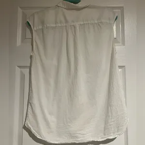 H‎ & M White Collar 5 Button Sown V Neckline Cotton Blouse Women’s Size 4 thumbnail 4