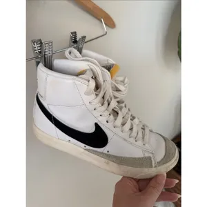 Nike Blazer Mid ‘77 Vintage White Black Leather Sneakers Women’s 7 thumbnail 5