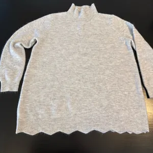 Elegant Light Gray Turtleneck Sweater‎ Size M thumbnail 1