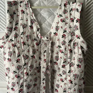 Floral Sleeveless Vest - White and Pink thumbnail 5