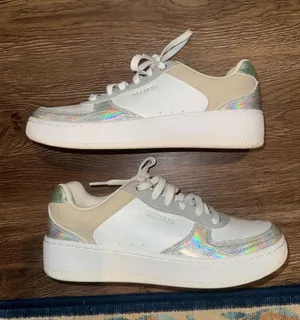 Skechers Women's White Sneakers with Iridescent Accents and Beige Panels thumbnail 1