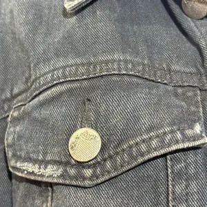 Free People Black Distressed Denim‎ Jacket with Knit Sleeves size M thumbnail 4