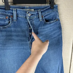 Levis Wedgie Straight Jeans Womens Size 31x28 Distressed Button Fly Medium Wash thumbnail 3