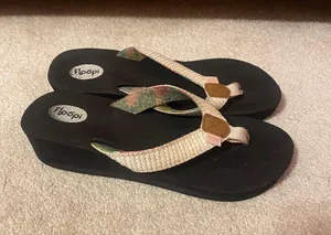 Black Flip Flops Size 8.5 thumbnail 2