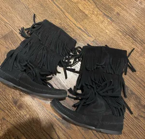 Minnetonka Fringe Boots Black thumbnail 2