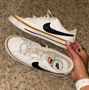 Nike shoes thumbnail 1