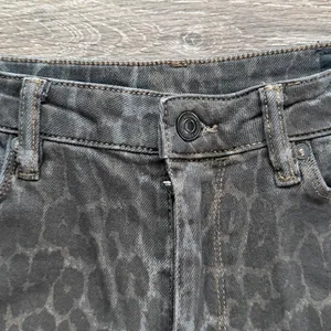 All Saints Gray Leopard Print Jeans 27 High rise Straight Leg Denim Cropped Rock thumbnail 6