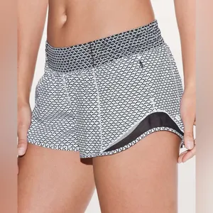 Lululemon Hotty Hot Short II *2.5" Monochromic White / Monochromic Black Size 8 thumbnail 3