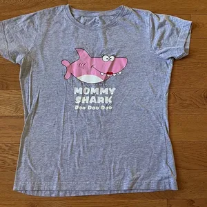 Women’s Mommy Shark Gray T shirt Sz M thumbnail 1