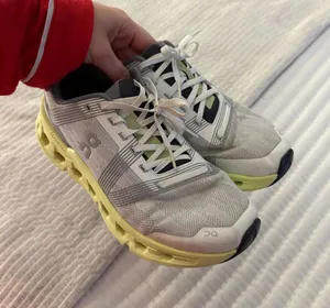 On Cloud Running Shoes Women’s thumbnail 1