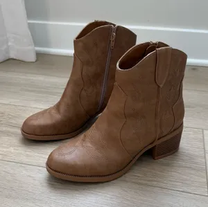 PIZZ ANNU Women’s Western Ankle Boot thumbnail 1