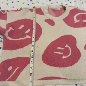 Moon & Madison Sz:M Cropped Pink Smiley Face Crew Neck Oversized Sweater. thumbnail 4