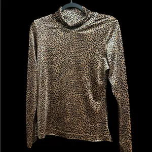 Sno Skins Vintage Velvet Leopard Print Long Sleeve Top thumbnail 2