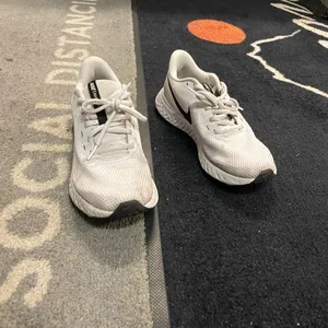 White Nike women’s shoe thumbnail 2