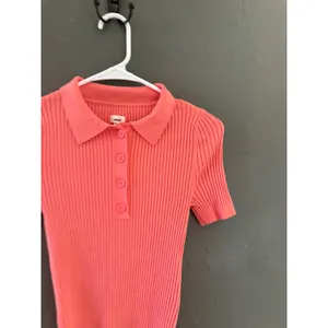 Aerie Women Coral Pink Ribbed Knit Short Sleeve Polo‎ Sweater Size Medium Preppy thumbnail 2