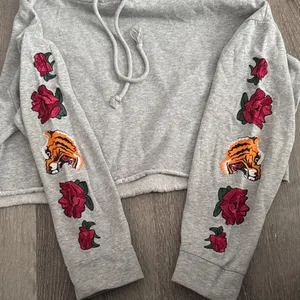 Pac Sun (LA Hearts) Cropped Grey Hoodie (XS) thumbnail 2