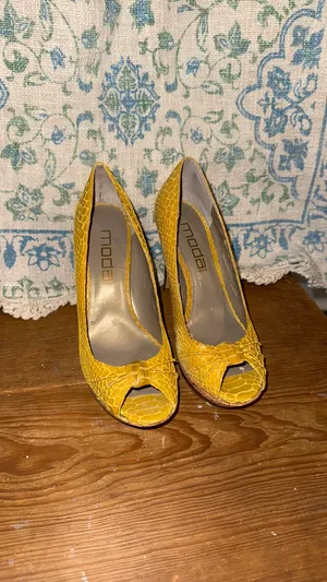 Moda Yellow Faux Snakeskin Heels thumbnail 2