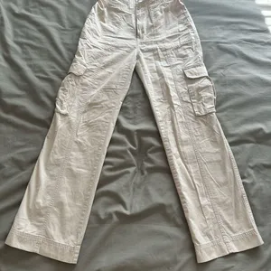 Abercrombie Women's Cream Relaxed Cargo Pants thumbnail 5