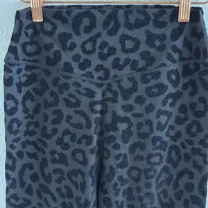 Balance Athletica Vitality High Rise Kingdom Leggings Panther Black Velvet M thumbnail 4