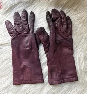 Vintage Leather Gloves in Burgundy thumbnail 1