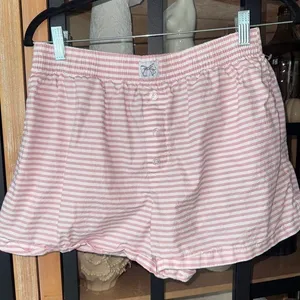 Striped boxer shorts bow sewn on patch dusty pink parke daily drills high rise thumbnail 1