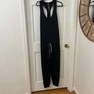 Vuori Lux Performance Jumpsuit Women XXL Black Sleeveless Jogger Activewear thumbnail 4