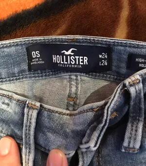 Hollister High Rise Ripped Jeans thumbnail 3