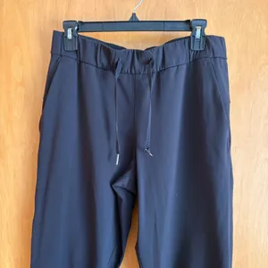 Lululemon On the Fly Pant Women 8 Black Luxtreme 7/8 Length Drawstring Tapered thumbnail 4