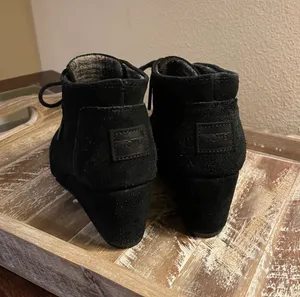 Toms Black Desert Wedge Black Suede Ankle Booties Lace Up Women’s Size 7 thumbnail 4