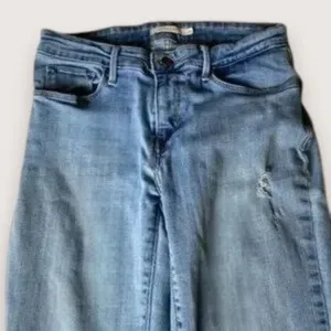 Levis Mid-Rise Skinny Blue Jeans Distressed with Fringed Cuffs Size 29 thumbnail 4