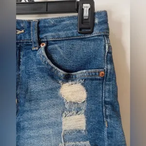 H&M Divided‎ Distressed Denim Shorts Women’s Size 2 thumbnail 6